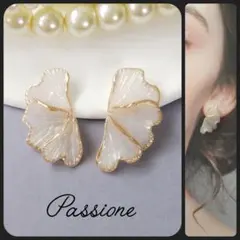 【一点物】パール調オーロラ３連花びら ピアス/イヤリング