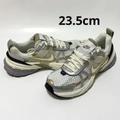 23.5cm 白 金 ナイキ ウィメンズ V2K ラン