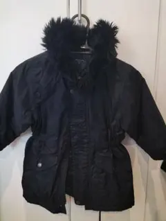 黒いファー付きダウンコート95