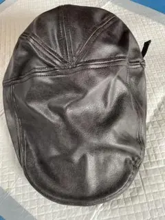 黒の合成皮革ハンチング帽