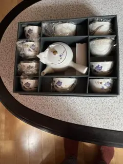 青い花柄の急須と湯飲みセット