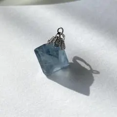 透明感ブルー＊ フローライト 八面体 ペンダントトップ｜深色 小粒 シルバー