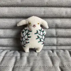 羊のブローチ　ハンドメイド