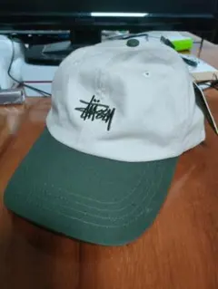 Stussy ストックロゴ ベースボールキャップ ベージュ×グリーンのサムネイル