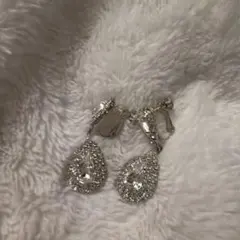 ティアドロップ型クリスタルイヤリング