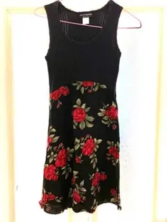 黒地のノースリーブ、スカート部分は赤いバラの絵柄　アメリカ製