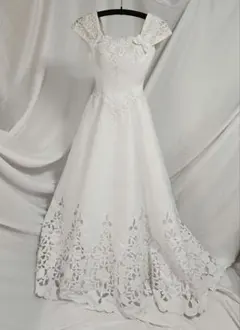 ☆高級 ウェディング ドレス ☆ 7号 オフホワイト　Aライン　W36