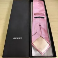 GUCCI 넥타이 핑크 계열 로고 플레이트