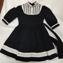 黒いストライプ襟のワンピース