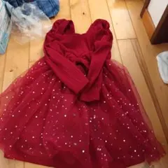 赤い星型装飾のドレス