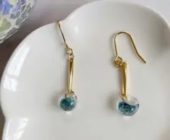 No.239 ころんとしたガラスビーズピアス　 ドロップ型　水色　キラキラ