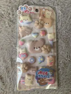 くま　肉球マスコットのついた　もちプニューステッカー　クラックス　シール