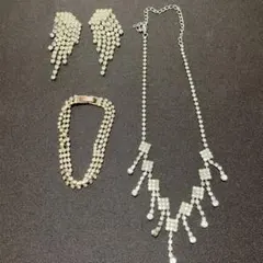 ネックレス　ブレスレット　イヤリングの3点セット