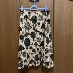 ホコモモラ　フレアスカート ベージュ色の柄物