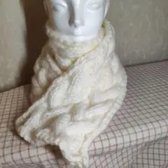 ハンドメイドクリーム色 厚手 ケーブル編みマフラー
