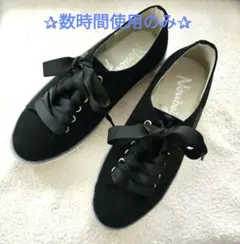 ♡ブラックスエード・サイドのハート♥がアクセントのトレンドスニーカー