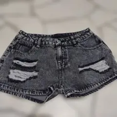 ダメージ加工ビジュー付きブラックショートパンツ