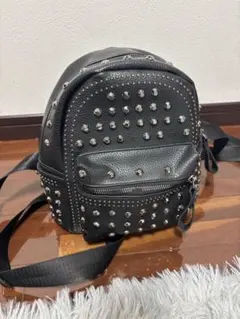 スタッズ付き黒バックパック