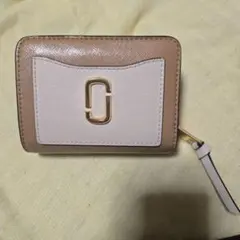 WRX様専用です MARC JACOBS 二つ折り財布 ベージュ - メルカリ