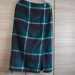 緑と茶色のチェック柄タイトスカート