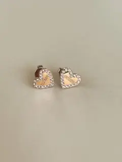 GUESS ハート型ストーン付きピアス