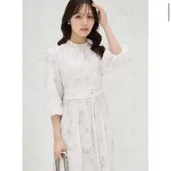 後ろリボン付きレースライン入りフラワープリントプリーツワンピース