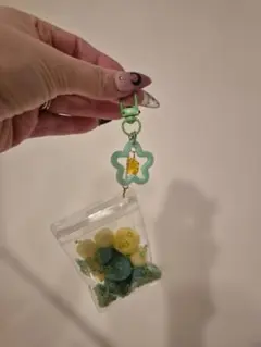 カラフルな緑と黄色の星型のポンポンチャーム手作り