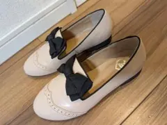 Fi.n.tピンクベージュ オックスフォードパンプス 黒リボン付き