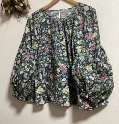 美品 シルク100%トゥモローランドコレクション ハイネックブラウス花総 