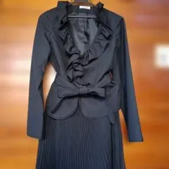 フリル付き黒ジャケットとプリーツスカートスーツ 11号