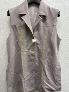 薄紫色　刺繍入り ボタン付きベスト