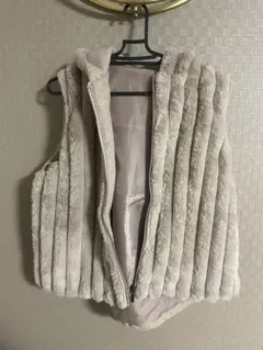 ベージュ フード付きファーベスト