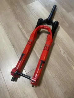MarzocchiのBOMBER DJ サスペンションフォークREDカラー Marzocchi Bomber DJ Suspension Fork: 26″, 100mm, Grip Damper, 20 x