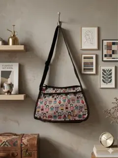 LeSportsac レスポートサック ショルダーバッグ（北欧風ドール柄）
