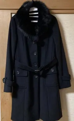 《コムサデモード》襟ファー　ミドル丈コート　ブラック