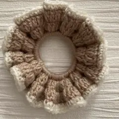 ニットフリルシュシュ ハンドメイドベージュと白