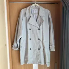 ライトグレー ダブルブレスト トレンチコート