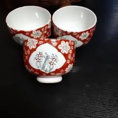 赤い花柄の湯飲み ３個セット