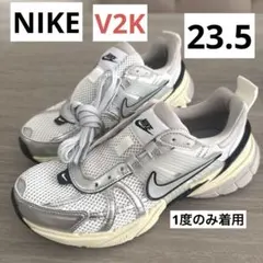 NIKE V2K Run 23.5cm シルバー　スニーカーのサムネイル