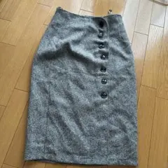 グレー ボタン付きタイトスカート