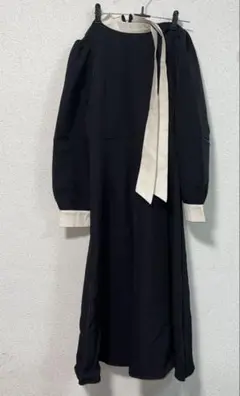 リボン付き黒長袖ワンピース