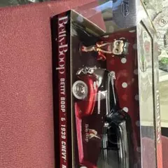 Betty Boop & 1939 Chevy フィギュアセット