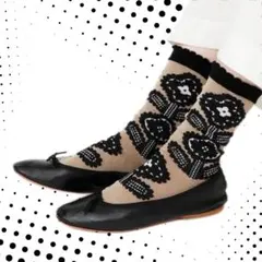 黒い花のレトロ刺繍柄 ベージュ１足　フレンチブル　モダンエキゾチック