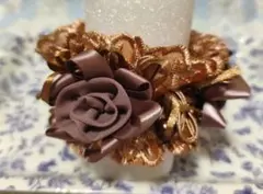 ベージュの花モチーフシュシュ、パール付き華やか