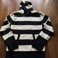 フード付きニットセーター 黒と白のストライプ