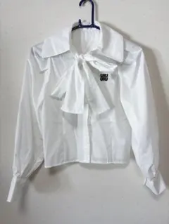 【GRL】リボン付き2wayロゴ刺繍スキッパーブラウス（オフホワイト）