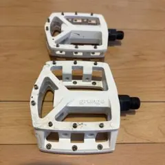grunge（グランジ） フラットペダル ホワイト　滑り止めのピン付きのサムネイル