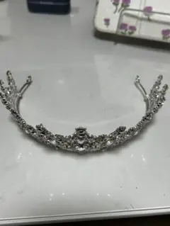 クリスタル装飾のシルバーのティアラ