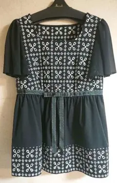 【Harrods】黒と白の刺繍フレアスリーブチュニックのサムネイル