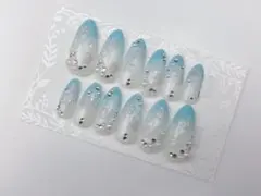 ホワイト&ブルー 雪の結晶、ストーン付き アーモンド型ネイルチップ 12個入り